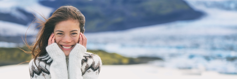 Mujer joven en exterior invierno